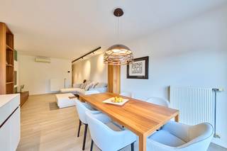 VOLLEDIG VERNIEUWD ZEER RUIM EN HOOGWAARDIG AFGEWERKT APPARTEMENT MET 2 RUIME SLAAPKAMERS!Dit stijlvol afgewerkt appartement met oog voor detail en...