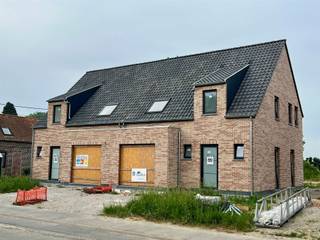 Moderne nieuwbouw woningen omvattende:Gelijkvloers: inkomhal; afzonderlijke WC; living met open keuken; berging;Verdiep: nachthal; 3 slaapkamers;...