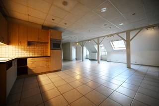 Appartement 133 m² op 1ste verdiep met ruime lichtrijke leefruimte, keuken met keramische kookplaat, spoelbak, oven, vaatwasser, berging met aan-en afvoer voor wasmachine, zekeringkast, badkamer met lavabomeubel, douche en toilet, 1 slaapkamer met dressing. Op de duplex is nog een slaapkamer. <br />Mogelijkheid tot aankoop van garagebox !<br />Het appartement heeft houten ramen met dubbele beglazing, 12cm minerale wol dakisolatie in hellend dak, centrale verwarming en sanitair warm water met combi condensatieketel op aardgas van het merk Vaillant, radiatoren, videofoon. <br /><br />EPC-label D : 334 kWh / (m² jaar) > géén renovatieplicht<br />Elektrische keuring conform tot 26.02.2035<br />Asbestattest: asbestveilig <br />Prijs : € 179.000 (garagebox € 15.000)<br />Meer info ? 📞 +32 486 20 67 65 📧 katleen@zakenkantoor-roels.be 🌐 www.zakenkantoor-roels.be.