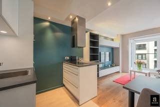 Lichtrijk appartement, ideaal gelegen in de Dumortierlaan, op slechts enkele stappen van de zee en de exclusieve winkelstraten van Knokke.<br />Indeling: inkomhal met vestiaire. Lichtrijke woon- en eetkamer en open keuken met zicht op de Dumortierlaan. Slaapkamer met ingemaakte kasten en toegang tot een aangenaam terras op het Zuiden met open zicht. Badkamer uitgerust met lavabo, combi bad/douche, toilet en aansluiting voor wasmachine en droogkast. Tweede slaapkamer. Verder beschikt het appartement over een privatieve kelder en een gemeenschappelijke fietsenberging. Mogelijkheid tot het huren van een garagebox in de onmiddellijke omgeving. De gevel van de residentie werd in 2020 volledig vernieuwd. Contacteer ons voor meer informatie of om een bezoek in te plannen.