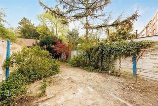 <p><span>Achter de gevel van dit gelijkvloers schuilt een verrassend frisse en doordachte woonplek. Dit éénslaapkamerappartement werd volledig gerenoveerd en combineert een strakke afwerking met speelse accenten, zoals het opvallende felgroene schuifraam dat meteen karakter geeft aan de leefruimte. Een appartement dat rust uitstraalt, maar tegelijk durft opvallen, met een zonnige tuin als absolute meerwaarde.<br /><br /></span></p><p><span>Licht, kleur en openheid</span></p><p><span>Via de inkomhal bereik je alle ruimtes van het appartement. Achteraan opent zich de leefruimte met open keuken, waar grote raampartijen en het opvallende groene schuifraam zorgen voor een overvloed aan licht én een frisse toets kleur. De schuifdeur trekt meteen de aandacht en versterkt het contact met de tuin, waardoor binnen en buiten mooi in elkaar overvloeien.</span></p><p><span>De keuken is modern opgevat, voorzien van een kookeiland en volledig geïntegreerd in de leefruimte. Een aangename plek waar koken en samenzijn vanzelfsprekend samenkomen.<br /><br /></span></p><p><span>Rustig wonen met comfortabel interieur</span></p><p><span>De slaapkamer bevindt zich aan de voorzijde en werd afgewerkt met een warme houten vloer, wat zorgt voor een rustige en uitnodigende sfeer. De badkamer is praktisch én comfortabel ingericht met een ligbad, inloopdouche, lavabomeubel en een tijdloze afwerking. Daarnaast is er een apart toilet en een aparte technische ruimte met aansluitingen voor wasmachine en droogkast. Alles werd recent vernieuwd en is klaar voor onmiddellijk gebruik.<br /><br /></span></p><p><span>Buitenruimte als verlengde van je woonruimte</span></p><p><span>Achteraan geniet je van een private tuin met zuidoostoriëntatie, een zeldzame troef voor een gelijkvloers appartement. Hier kan je op elk moment van de dag genieten van zon en groen — ideaal voor een rustig ontbijt, een boek in de namiddagzon of lange zomeravonden buiten.<br /><br /></span></p><p><span>Tussen parken en stad</span></p><p><span>De ligging combineert het beste van twee werelden. Je woont in een rustige en residentiële buurt, met het Boekenbergpark, Boelaerpark en het Rivierenhof op wandel‑ en fietsafstand. Tegelijk bereik je vlot winkels, openbaar vervoer en het centrum van Antwerpen, wat dit appartement bijzonder geschikt maakt voor wie groen en stad wil combineren.</span></p><p><span> </span></p>