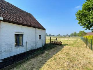 Een prachtig gelegen eigendom op een perfect zuidwest gericht perceel van 896 m2. Gelegen in agrarisch gebied met een oninneembaar landelijk...