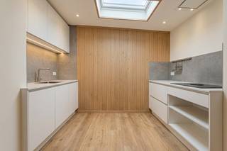 Op zoek naar een karaktervolle woning met heel wat mogelijkheden, op enkele minuten van Gullegem? Namelijk te centrum Ledegem (adres: Hugo Verriestlaan 31 8880 Ledegem)? Deze gezellige woning bevindt zich op een bijzonder centrale ligging, op wandelafstand van de bakker, slager, school, post en tal van andere dagelijkse voorzieningen.<br /><br />De woning is perfect bewoonbaar, maar kan hier en daar een opfrissing gebruiken. Dankzij de aanwezige renders van de benedenverdieping krijg je alvast een concreet beeld van hoe je met een beperkt budget een frisse en hedendaagse uitstraling kunt creëren. Boven zijn de slaapkamers volledig instapklaar.<br /><br />Een ideale woning voor wie graag zelf wat charme en persoonlijkheid toevoegt, zonder grote onderhoudswerken of een volledige verbouwing aan te vatten.<br /><br />Indeling<br />Op het gelijkvloers vinden we een gezellige woonkamer met aansluitende eetkamer en voorkamer, een keuken en een badkamer met ligbad en toilet.<br /><br />De eerste verdieping beschikt over twee slaapkamers. Eén van de slaapkamers is bijzonder ruim en biedt voldoende plaats voor een comfortabel tweepersoonsbed en extra kastruimte.<br /><br />Technisch<br />- Asbestveilige woning<br />- EPC: label E – renovatieplicht van toepassing<br />- Elektriciteit reeds grondig aangepakt (nieuwe elektriciteitskast)<br />- Verwarming per gas<br />- Warm water via elektrische boiler (enkele jaren geleden vernieuwd)<br /><br />Troeven<br />- Karaktervolle en gezellige woning<br />- Gelegen in het centrum van Ledegem<br />- Alles op wandelafstand: bakker, slager, school, post, winkels en voorzieningen<br />- Twee slaapkamers<br />- Ruime hoofdslaapkamer<br />- Met een beperkt budget kan de woning een mooie hedendaagse uitstraling krijgen<br /><br />Deze woning wordt verkocht a.d.h.v. een startprijs. Deze startprijs bedraagt €99.000.<br /><br />*deze advertentie bevat inspirerende renders.<br /><br />Benieuwd naar de mogelijkheden van deze charmante woning? Kom zelf de sfeer, ligging en mogelijkheden ontdekken tijdens het bezoekmoment.