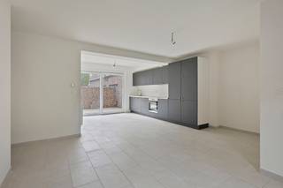 Découvrez cet appartement rez-de-chaussée prêt à emménager et entièrement rénové avec goût, idéalement situé au Hillegemplein 16B à Herzele. Cette localisation offre un parfait équilibre entre calme et accessibilité : vous profitez d’un environnement résidentiel agréable, tout en étant à proximité des commerces, des écoles et des transports en commun, avec un accès aisé aux axes routiers vers les grandes villes.<br /><br />L’appartement développe une superficie habitable d’environ 90 m² et vous accueille via un hall d’entrée menant à un séjour lumineux — un espace de vie agréable pour se détendre ou recevoir. La cuisine séparée est fonctionnelle et donne un accès direct à la terrasse ainsi qu’à l’emplacement de parking privatif, apportant un réel confort au quotidien.<br /><br />Au rez-de-chaussée, vous trouverez également une chambre à part entière, une salle de bains moderne ainsi qu’un local technique pratique. Un atout supplémentaire est la pièce située au premier étage, d’une superficie de pas moins de 32 m², idéale comme seconde chambre, bureau, espace hobby ou pièce polyvalente.<br />L’emplacement de parking privatif doit obligatoirement être acquis pour 10.000 €.<br /><br />👉 Idéal pour les primo-acquéreurs, couples ou investisseurs à la recherche d’un bien économe en énergie et fonctionnel, situé dans un environnement de qualité.<br /><br />Les renseignements urbanistiques sont en cours de demande.<br /><br />📩 Pour plus d’informations ou pour organiser une visite, contactez Nils.
