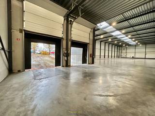 Dit EXCLUSIEVE MAGAZIJN biedt UITSTEKENDE OPSLAGMOGELIJKHEDEN en is STRATEGISCH GELEGEN in de industriezone van Ronse. Dankzij de aanwezigheid...