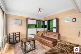 <p>Te koop: ruime studio-appartement in het centrum van Koksijde, op korte afstand van zee, duinen en openbaar vervoer.</p>
<p> </p>
<p>Deze woning (bouwjaar 1976) biedt een comfortabele leefruimte met een zongericht terras waar u de hele dag van licht en lucht kunt genieten. Dankzij de centrale ligging aan de Zeelaan bent u omringd door winkels, horeca en alle voorzieningen. Ideaal voor wie een compact maar ruimtelijk appartement zoekt als hoofdverblijf of tweede verblijf.</p>
<p> </p>
<p>Belangrijkste ruimtes:<br />• Living met veel lichtinval en directe toegang tot het terras<br />• Keuken met basisvoorzieningen<br />• Inkomhal die de verschillende ruimtes verbindt<br />• Badkamer met douche en wastafel<br />• Zongericht terras, perfect voor ontspanning</p>
<p> </p>
<p>Troeven:<br />• Ruime studio met praktische indeling<br />• Zongericht terras voor optimaal buitenleven<br />• Centraal gelegen nabij winkels en openbaar vervoer</p>
<p> </p>
<p>Neem vandaag nog contact op met uw ERA-makelaar voor een bezoek.<br />058 51 23 23 of op christian@eraservimo.be</p>
<p> </p>
<p>JOUW DROOMAPPARTEMENT. ZO GEVONDEN!</p>