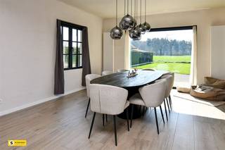 <p><span>MOOIE VILLA TE KOOP IN OLEN : € 649.000</span></p><p><span> </span></p><p><span>Deze zeer centraal gelegen woning is gelegen in Olen. Met maar liefst 354m² bewoonbare oppervlakte op een perceel van 1050m² is deze woning enerzijds geschikt om zeer ruim te wonen en te genieten van het buitenleven op een zeer ruim perceel met ongelofelijk uitzicht op de achterliggende weide.</span></p><p><span>Gelijkvloers</span></p><p><span>We komen de woning binnen via de zeer ruime inkomhal. Verder komen we in de ruime woonkamer terecht die naadloos doorloopt in de lichtrijke eetruimte en de volledig vernieuwde open keuken met keukeneiland.  Achter de keuken ligt nog een aangebouwde veranda. Verder vinden we beneden nog een extra bergruimte, een aparte bureau-ruimte en 2 garages.</span></p><p><span> </span></p><p><span>Eerste verdieping</span></p><p><span>Via de vernieuwde eiken trap, gelegen in de zeer ruimte inkomhal/vide, komen we op de eerste verdieping  terecht op de zeer ruime overloop/nachthal. Hier vinden we een 1</span><span><sup>ste</sup></span><span> slaapkamer, een apart toilet, een badkamer met 2 lavabo’s, douche en ligbad, een master bedroom, een wasberging met voorzieningen voor wasmachine/droogkast, een kinderslaapkamer, een zeer ruime zolderkamer/slaapkamer en nog een laatste slaapkamer (5 in totaal).  Er is ook nog een bergzolder voorzien. De enorme ruimte die in alle slaapkamers terug te vinden is, is een enorme troef.</span></p><p><span> </span></p><p><span>Woning buitenzijde</span></p><p><span>Via de keuken is er toegang tot de veranda, die toegang geeft tot de tuin. Met een prachtig zicht op de weilanden is dit een topper qua uitzicht.  Er is zowel links als rechts een ruime oprit voorzien met voldoende parkeerplaatsen.</span></p><p><span> </span></p><p><span>Ideale woning voor grote gezinnen die toch voldoende ruimte willen ervaren en willen genieten van een tuin die uitgeeft op een prachtig groen landschap.</span></p><p><span> </span></p><p><span>Interesse?  Geef snel een seintje en we plannen een rondleiding in.</span></p>