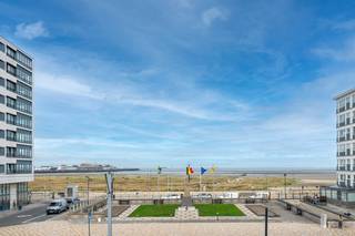 Dit volledig vernieuwde appartement met drie slaapkamers ligt op een uitstekende ligging in Knokke-Heist, vlak bij strand, winkels en openbaar vervoer. Het werd recent van A tot Z gerenoveerd: nieuwe technieken, moderne afwerking, conforme elektriciteit en een zeer gunstig EPC-label A.<br /><br />De inkomhal met vestiaire en bergruimte leidt naar een ruime en lichtrijke leefruimte met zicht op zee. De open keuken is uitgerust met een groot kookeiland in natuursteen en hedendaagse toestellen. Voorin bevindt zich een slaapkamer met zicht op zee en eigen badkamer met inloopdouche en toilet. Daarnaast is er een praktische kinderkamer met ingemaakte kast en stapelbed. De masterbedroom ligt achteraan en beschikt eveneens over een ensuite badkamer.<br /><br />In de kelderverdieping is een ruime privatieve berging inbegrepen, en in het gebouw is er een gemeenschappelijke fietsenberging voorzien.<br /><br />Met zijn twee moderne badkamers, drie volwaardige slaapkamers en hoogwaardige afwerking biedt dit appartement een comfortabel en zorgeloos verblijf aan de kust. Geschikt als vaste woonst, tweede verblijf of investering.