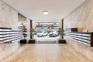 Instapklaar handels/kantoorruimte op een commerciële topligging in de gegeerde residentiele buurt Sint-Katarinawijk. Het pand is gelegen op 5 min wandelafstand van centrum Hasselt en beschikt over een ruime parkeergelegenheid vlak voor de deur. Ideaal voor een vrij beroep, kantoorfunctie of winkel.<br /><br />Nuttige Oppervlakte: ong. 226m² (volgens EPC attesten d.d. 19/03/2024), onderverdeeld als volgt: Gelijkvloers: 128m², Eerste verdieping: 98m². <br /><br />INDELING:<br />GELIJKVLOERS: Centrale inkomsas; Inkomhal met wachtruimte en ontvangstloket; Kantoor/behandelruimtes alsook vergader- en ontvangstruimtes voorzien van archiefkasten; Sanitaire ruimtes; Keuken.<br />EERSTE VERDIEPING: verschillende kantoor/behandelruimtes van archiefkasten. <br />Rolluiken voorzien.<br /><br />Centrale verwarming op aardgas, collectief. Dubbele beglazing. <br />EPC Label GLV: C - GEEN renovatieverplichting<br />EPC Label 1e VDP: B - GEEN renovatieverplichting <br /><br />Voor meer info bel Danny op 011/22.19.17 of 0471/10.00.69 - www.limburgsvastgoed.be