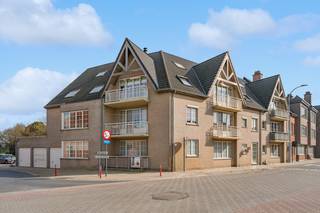 <p>Bezoekdag (op afspraak)</p><p>Op zoek naar een instapklaar gelijkvloers appartement waar licht en comfort samenkomen? Dit pareltje in Wakken (Dentergem) is tot in de puntjes afgewerkt en biedt een unieke kans voor wie onmiddellijk wil genieten of slim wil investeren.</p><p>Lichtrijk wonen met zicht op groen: De ruime leefruimte is het kloppend hart van het appartement. Dankzij de grote raampartijen baadt de woning in het natuurlijke licht. Via de living stap je zo het gezellige terras op, waar je geniet van een prachtig uitzicht over de achtergelegen groene velden. De moderne open keuken met praktische berging sluit naadloos aan op de zithoek, wat zorgt voor een optimaal ruimtegevoel.</p><p>Comfort en kwaliteit: Het appartement beschikt over een grote en een kleinere slaapkamer, een apart toilet en een netjes afgewerkte badkamer. Alles is met oog voor detail onderhouden. Een grote troef? De aanwezigheid van een eigen autostaanplaats. Bovendien kan het appartement inclusief meubels worden aangekocht – een ideale opportuniteit voor starters of investeerders die op zoek zijn naar een zorgeloze start!</p><p>Toplocatie: Gelegen op een fijne locatie met lokale winkels, scholen en gezellige restaurantjes op wandelafstand. Hier combineer je het dorpsgevoel met modern wooncomfort.</p><p>Mis deze unieke kans op een volledig instapklaar gelijkvloers appartement niet!</p><p>Klaar om dit vastgoed te ontdekken? Contacteer uw vastgoedmakelaar Leen op 0478/69.84.34 of mail naar Leen@altro-vastgoed.be.</p>