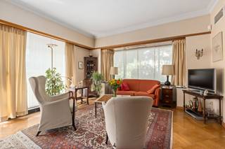 <p>Charmant halfopen huis in Antwerpen met vier slaapkamers, veel lichtinval, garage en een ruime tuin.</p>

<p> </p>

<p>Deze woning combineert een aangename woonbeleving met extra privacy dankzij de halfopen ligging. De natuurlijke lichtinval zorgt voor een open en uitnodigende sfeer in de leefruimtes. Met vier volwaardige slaapkamers biedt dit huis tal van mogelijkheden voor een groot gezin, een thuiskantoor of hobbyruimte. De verzorgde voortuin geeft de woning een verzorgde uitstraling, terwijl de ruime achtertuin ideaal is om te ontspannen, buiten te genieten of kinderen veilig te laten spelen. Gelegen in Antwerpen, in een sociale omgeving met vlotte bereikbaarheid en dagelijkse voorzieningen in de buurt.</p>

<p> </p>

<p>Belangrijkste ruimtes:<br />• Living met aangename lichtinval en gezellige leefruimte.<br />• Keuken met praktische indeling.<br />• Badkamer met functionele inrichting.<br />• Apart toilet.<br />• Berging voor extra opslagruimte.<br />• Wasplaats met praktische voorzieningen.<br />• Vier volwaardige slaapkamers met diverse indelingsmogelijkheden.<br />• Ruime achtertuin om volop van het buitenleven te genieten.<br />• Verzorgde voortuin met nette uitstraling.</p>

<p> </p>

<p>Troeven:<br />• Halfopen bebouwing met extra privacy en veel natuurlijke lichtinval.<br />• Vier ruime slaapkamers ideaal voor gezinnen of thuiswerk.<br />• Ruime voor- en achtertuin voor ontspanning en buitenleven.<br />• Garage en oprit als extra troef van de woning.</p>
 

<p> </p>

<p>Neem vandaag nog contact op met je ERA-makelaar voor een bezoek.</p>

<p> </p>

<p>JOUW DROOMHUIS. ZO GEVONDEN!</p>