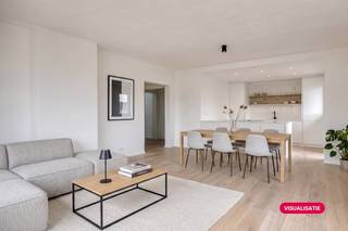 Bent u op zoek naar het perfecte kust appartement waar luxe, ruimte en een uitstekende ligging samenkomen? Dit recent gerenoveerde pand in Zeebrugge biedt u een unieke kans om te wonen of te investeren aan de Belgische kust. Het appartement is in 2026 volledig afgewerkt met hoogwaardige, kwalitatieve materialen en met een uitzonderlijk oog voor detail. Dankzij de kleinschalige residentie geniet u hier van een rustige omgeving en heeft u bovendien het grote voordeel dat er geen syndicus aanwezig is, wat de vaste kosten aanzienlijk drukt.De ligging is namelijk een absolute troef. U bevindt zich op enkele meters van het strand van Zeebrugge, het openbaar vervoer en een vlotte verbinding naar Brugge of andere badsteden. Als extra troef biedt dit vastgoed de mogelijkheid tot het aankopen van een garagebox in de residentie met extra plaats voor de garage.Indeling:- inkomhal met gastentoilet- ruim en lichtrijke woon- en eetkamer - open en volledig geïnstalleerde keuken met toegang tot terras- 3 volwaardige slaapkamers- 2 badkamersTevens is er een privatieve zolderruimte boven het appartement voor extra opslag. Bent u op zoek naar een uniek en ruim appartement aan de kust? Neem gerust contact op met onze vastgoedexpert Arne Reubens via +32 472 186 304 of arne.reubens@dewaele.comDeze AI-visualisaties zijn bedoeld als inspiratie. Er werd geen rekening gehouden met technische specificaties, stedenbouwkundige voorschriften of de concrete mogelijkheden tot realisatie.Bestuursmaatregelen in het maatregelenregister: in aanvraag