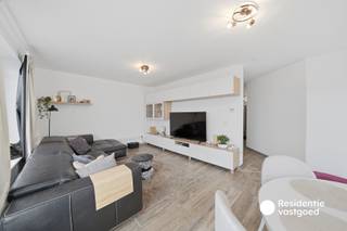 Welkom in Westkerke, waar we dit ruime en instapklare gelijkvloerse appartement terugvinden in een kleinschalig gebouw met slechts twee woonentiteiten. Het appartement werd in 2025 volledig gerenoveerd en combineert hedendaags wooncomfort met een uitstekende energiezuinigheid (EPC-label A)!<br /><br />Bij het betreden komt u terecht in de aangename leefruimte, die aansluit op de ingerichte keuken voorzien van de nodige toestellen. Verder beschikt het appartement over drie volwaardige slaapkamers, een badkamer met ligbad en lavabomeubel, een afzonderlijk toilet en verschillende praktische berg- en wasruimtes.<br /><br />Dankzij de recente renovatie, centrale verwarming op aardgas en isolerend buitenschrijnwerk geniet u van een energiezuinige woonst met een EPC-score van slechts 100 kWh/m² (label A)!<br /><br />Extra troeven:<br /><br />Renovatie uitgevoerd in 2024<br />Drie volwaardige slaapkamers<br />EPC-label A – geen renovatieplicht<br />Kleinschalig gebouw met slechts 2 appartementen<br />Parkeermogelijkheid bij het gebouw<br /><br />Het appartement is momenteel verhuurd en vormt bijgevolg ook een interessante opportuniteit voor investeerders!<br /><br />Interesse? Contacteer ons vandaag nog voor meer informatie of een bezoek ter plaatse!