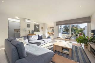 <span><strong>Achter de bescheiden gevel van deze rijwoning schuilt een verrassend ruime en lichtrijke instapklare woning met 4 slaapkamers, 2 badkamers en een kelder van +/-140m². De woning is ook vlot toegankelijk via de Schaggeleweg waar parkeergelegenheid en toegang naar de kelder is.<br /><br />INDELING</strong><br />De inkomhal met apart toilet geeft toegang tot de leefruimte met halfopen keuken, hieruit heb je zicht op de tuin welke ook voorzien is van een mooi overdekt terras. De inkom geeft ook toegang tot de kelder. <br /><strong><br /></strong><strong>1 STE VERDIEPING</strong><br />Op deze etage is er een ruime overloop op parket, 1 slaapkamer op parket en 1 badkamer met bad, wastafel en toilet. <br /><br /><strong>2 DE VERDIEPING<br /></strong>Op deze etage zijn er 2 slaapkamers op kurkvloer en een douchekamer voorzien van douche, wastafel en toilet.<br /><br /><strong>ZOLDERVERDIEPING<br /></strong>Deze etage is volledig afgewerkt en voorzien van ingemaakte kasten. <br /><br /><strong>BIJZONDERHEDEN<br /></strong>In de leefruimte zijn er aan alle ramen screens voorzien en is er airco aanwezig. Het raam van de eerste verdieping is van een rolluik voorzien, ook hier is airco, tevens werden er zonnepanelen geïnstalleerd. De elektriciteit is conform!<br /><br /><strong>POSITIEVE ASPECTEN<br /></strong>Zuid georiënteerd<br />Centraal gelegen<br />4 slaapkamers<br />Ruime bewoonbare oppervlakte<br />Grote kelder<br />Zonnepanelen<br />Airco<br /></span>