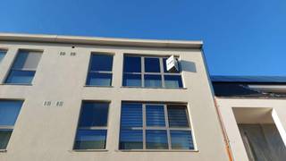 Dit appartement is gelegen op de tweede verdieping van een kleine residentie in het hartje van Koekelare.<br /><br />Indeling appartement:<br />* inkom<br />* toilet<br />* woonkamer<br />* keuken<br />* badkamer<br />* 2 slaapkamers<br />* berging<br />* terras<br /><br />Centrale verwarming op aardgas.<br /><br />€50 bijkomende syndic kosten.<br /><br />Slechts €100 voorschot voor waterverbruik, verwarming (caloriemeters).