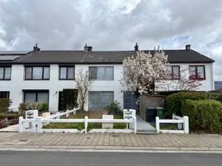 Cette spacieuse maison familiale se situe dans un quartier résidentiel exceptionnellement calme.✅ Pièces de vie lumineuses et spacieuses✅ Cuisine...