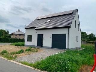 immo DAVID stelt voor: energiezuinige nieuwbouwwoning met 4 slaapkamers in Mazenzele (Opwijk), waar hedendaagse architectuur, ruimte en duurzaamheid perfect samenkomen. <br />Gelegen op een perceel van ca. 554 m² geniet u van een rustige, groene omgeving met een uitstekende bereikbaarheid naar Brussel, Aalst en Dendermonde.<br /><br />De woning biedt ca. 245 m² bewoonbare oppervlakte en omvat een lichtrijke leefruimte met open keuken, berging, inpandige garage en een zuidgerichte tuin met terras. Op de verdieping bevinden zich vier volwaardige slaapkamers, twee badkamers en een aparte berging. De geïsoleerde zolder van ca. 40 m² biedt extra opbergruimte.<br /><br />Dankzij de warmtepomp met vloerverwarming en koeling, zonnepanelen, ventilatiesysteem D met warmterecuperatie, regenwaterrecuperatie en hoogwaardige isolatie behaalt de woning een E-peil van maximaal 20, wat zorgt voor optimaal wooncomfort en bijzonder lage energiekosten.<br /><br />De afwerking gebeurt met kwalitatieve materialen. In de prijs is bovendien een volledig uitgeruste Belgische maatkeuken ter waarde van € 21.326 incl. btw inbegrepen. Daarnaast is er een voorziening voor een laadpaal aanwezig, evenals de tuinomheining met haagbeplanting, oprit en terras.<br /><br />Verkoopprijs: € 569.055 exclusief registratierechten, btw, notariskosten en aansluitingskosten.<br /><br />Interesse? Contacteer Immo DAVID voor meer informatie over dit prachtige nieuwbouwproject.