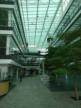 Bureau moderne de 2001. Il y a une réception, des salles de réunions et un restaurant au rez-de-chaussée. Le bâtiment a une bonne visibilité de l'avenue Léopold II. Très facilement accessible en voiture et par les transports en commun. A seulement 5 minutes de l'aéroport de Bruxelles.<br /><br />Charges et taxes: sur demande