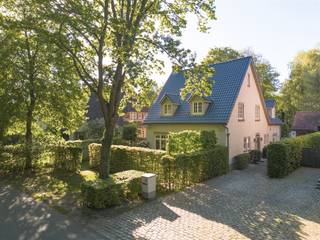 In het gegeerde Dennenburg te Kapellen bevindt zich deze charmante villa, verscholen in een uitzonderlijk groen kader aan de rand van het bos.Hier...