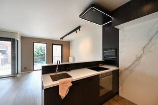 Op een toplocatie in Antwerpen stellen wij u dit luxueus, prachtig afgewerkt 2 slaapkamer appartement van ca. 95m2 voor. Gelegen in residentie CADIXDOK, op het bruisende Eilandje. Volledig ingericht met zeer kwalitatieve materialen en voorzien van maatwerk ingemaakte kasten biedt het appartement een strak, modern design met warme accenten en optimaal wooncomfort.Indeling: Moderne inkomhal met vestiaire. Lichte leefruimte (ca. 35m2) met grote raampartijen en kersenhouten wandkast dewelke aansluit op een ruim, zonnig terras van ca. 16m2 met zicht op de binnentuin en een rustgevende waterpartij. Het terras is voorzien van berging, verlichting, stopcontacten, wateraansluiting en terrasverwarmer. Open keuken met hoogwaardige afwerking Aansluitend is er een praktische berging met aansluitingen voor wasmachine en droogkast. Via de nachthal bereikt u de twee slaapkamers (ca. 14m2 en 13m2), beide voorzien van ingemaakte kasten. De master beschikt over een en-suite badkamer met inloopdouche, dubbele lavabo, handdoekdroger en toilet. De tweede badkamer is eveneens voorzien van een inloopdouche, lavabo en toilet. Beide badkamers zijn afgewerkt met marmeren bladen.Extra's: grote raampartijen met zonwering/lamellen. Parketvloeren in de leefruimte en slaapkamers voor een warme uitstraling. Beschikbaar vanaf 1/10/2026Parking verplicht mee af te nemen: 100 €/maand - Gemeenschappelijke lasten: 135 €/maandTelefonisch worden er geen afspraken ingepland. Gelieve te reageren via het contactformulier.
