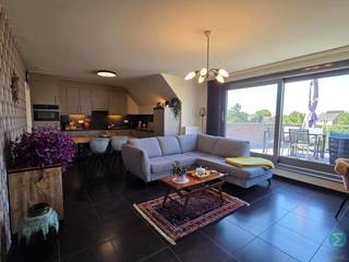 <p><span><span><strong>Energiezuinig dakappartement met ruim terras en autostaanplaats in centrum Retie.<br /><br /><u>Een bezoek aanvragen kan eenvoudig via onze website: www.immodrie.be. Zoek het pand terug onder 'Te Huur' en selecteer vervolgens op de pagina de optie 'Bezoek aanvragen'. Omwille van de grote reeks aanvragen, worden verzoeken via Immoscoop of andere portaalsites niet verwerkt.</u></strong></span><br /><br />Dit energiezuinige dakappartement met EPC-label A is gelegen op de derde verdieping van een kleinschalige residentie in het centrum van Retie (zonder lift). Dankzij de centrale ligging bevinden winkels, horeca en andere voorzieningen zich op wandelafstand.</span></p>
<p><span>Bij het betreden van het appartement kom je rechtstreeks in de lichtrijke open leefruimte. Grote raampartijen zorgen voor een aangename lichtinval, waarvan één een schuifraam is dat toegang biedt tot het zonnige, zuidwestgerichte terras van ca. 18 m². Aansluitend bevindt zich de open hoekkeuken, volledig uitgerust met alle hedendaagse comfort.</span></p>
<p><span>Naast de keuken ligt een praktische voorraadberging met aansluiting voor een wasmachine, ruimte voor een extra koelkast en/of diepvriezer en opbergmogelijkheden.</span></p>
<p><span>De ruime slaapkamer biedt plaats aan een tweepersoonsbed en beschikt over voldoende ruimte voor een grote kleerkast. Aansluitend bevindt zich de badkamer, uitgerust met een douche, badkamermeubel met enkele wastafel en een toilet.</span></p>
<p><span>Achteraan de residentie beschikt het appartement bovendien over een overdekte autostaanplaats met een aansluitende privéberging. Deze is ideaal voor het stallen van fietsen, het opbergen van vuilnisbakken of andere materialen en is bovendien voorzien van elektriciteit.</span></p>