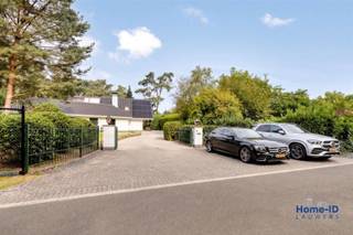 <p><span><span>Binnen 2 weken verkocht! </span></span></p><p><span><span>Aan de rand van een villawijk in Pelt ligt deze verborgen parel. Een majestueus landhuis dat groots wonen, absolute privacy en een groene oase naadloos verenigt met comfort. Strategisch gelegen op een steenworp van de Nederlandse grens en op 25 minuten van Eindhoven. Met 420 m² aan leefruimte op een volledig omheind perceel van 2.919 m² ervaart u hier een instant vakantiegevoel.</span></span></p><div><span><span><strong>Lichtrijk livingconcept en grandeur</strong></span></span><br /><span><span>De elektrische opengaande poort ontwaard een glooiende oprit met veel parkeergelegenheid en die zet meteen de toon. U wordt verwelkomd in een royale, marmeren ontvangsthal met gastentoilet en vestiaire. Van hieruit stapt u in de leefruimte van ruim 60 m², badend in het licht dankzij de zongerichte oriëntatie. De marmeren vloer en de open haard met karaktervolle schouw vormen het hart van de zithoek, terwijl u dineert op een warme parketvloer. De absolute troef is de magistrale leefveranda van 60 m². Deze lichte oase vloeit naadloos over naar een reusachtig terras. Of het nu gaat om een groots zomers tuinfeest of een intiem samenzijn: deze ruimtes transformeren moeiteloos mee. De luxe keuken met bijkeuken is ook heel praktisch. Je voelt je er meteen thuis.</span></span></div><div><span><span><strong>Veelzijdigheid: Gelijkvloers luxewonen of kantoor aan huis</strong></span></span><br /><span><span>De intelligente lay-out biedt een zeldzame flexibiliteit. Gelijkvloers wonen, een kantoor aan huis of een kangoeroeconcept? Het kan allemaal. Het gelijkvloers herbergt een bureel en de master suite, compleet met inbouwkasten en een fluisterstille airco. De aangrenzende badkamer is uitgerust met een moderne inloopdouche. Daarnaast bevindt zich hier een extra bureau of kleine slaapkamer. De verdieping telt nog eens twee volwaardige slaapkamers, een tweede badkamer, apart toilet en handige bergruimtes met inbouwkasten. Een grote kelderverdieping en extra bergzolders garanderen dat u nooit om opslagruimte verlegen zit.</span></span></div><div><span><span><strong>State-of-the-art techniek</strong></span></span><br /><span><span>Dit landhuis blinkt uit in duurzaamheid met een gunstig EPC-label B (158 kWh/m²). Dankzij de 24 zonnepanelen en centrale verwarming op gas met behaaglijke vloerverwarming bent u klaar voor de toekomst. Uw veiligheid is gewaarborgd via een geavanceerd alarmsysteem en camerabewaking. Buiten trekt de luxe zich door: de eenvoudig te onderhouden parktuin beschikt over een geautomatiseerd besproeiingssysteem en een dubbele carport. Dit moet je gezien hebben!</span></span></div><div> </div><div><span><span>De eigendom is asbestveilig, heeft een conform elektriciteitsattest en is snel beschikbaar.</span></span></div><div><span><em><i><span>Vg, Wp/Agr, Gmo, Gvkr, Gvv. Oppervlaktes indicatief. Onderhandelingsvoorstel.</span></i></em></span></div>