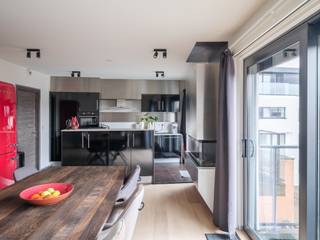 <strong>Ruim en lichtrijk duplexappartement met 2 slaapkamers, meerdere terrassen en staanplaats aan Ter Platen</strong><br /><br /><strong>Bezoekdag</strong>: woensdag 21 januari 2026 – inschrijven via info@carloeggermont.be<br /><br />Dit duplexappartement beschikt over een open leefruimte met toegang tot een eerste terras. Aansluitend bevindt zich een polyvalente ruimte die kan worden afgesloten.<br />De open, ingerichte keuken sluit aan op de eetplaats en biedt toegang tot een tweede en derde terras. Verder is er een aparte berging met aansluiting voor wasmachine en droogkast, evenals een gastentoilet.<br /><br />Op de verdieping bevindt zich een ruime slaapkamer en een badkamer. Zowel aan de voor- als achterzijde is er een ruim terras.<br /><br />De staanplaats met extra berging is gelegen in de residentie, <strong>niet verplicht bij te huren. </strong><br /> 
<ul>
	<li>Domicilie verplicht</li>
	<li>Niet verhuurd aan studenten</li>
	<li>Huurprijs: € 1.500/maand (excl. staanplaats € 125)</li>
	<li>Maandelijkse kosten: € 100</li>
	<li>Verbruik van elektriciteit, gas, water en internet individue</li>
</ul>