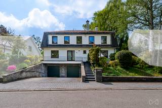 OVERIJSE – Unieke opportuniteit in de gegeerde Marnixwijk, aan de zonnige zijde van de straat, in een rustige en residentiële omgeving, bevindt zich deze charmante villa met een oppervlakte van ± 293 m² (volgens EPC). De woning beschikt over 4 slaapkamers en een bureau en is gelegen op een prachtig perceel van 1.150 m². Indeling van de woning: Gelijkvloers: Ruime inkomhal met natuurstenen vloer met vestiaire en gastentoilet. Aangename woonkamer van ± 52 m² met grote schuiframen en een zitkuil met open haard, aansluitend een ingerichte keuken van ± 14m² met directe toegang tot de tuin. Verder vindt u een bureau/slaapkamer ± 13 m². Eerste verdieping: nachthal met apart toilet , vier slaapkamers van respectievelijk 19 m², 18 m², 18 m² en 19 m² met een aangrenzende badkamer met dubbele lavabo, bad en bidet en een tweede badkamer van +/- 8,5m² met douche en lavabo. Zolder: bereikbaar via een uittrektrap, momenteel niet ingericht maar met stockage potentieel. Buitenruimte: Aangename tuin van ± 750 m², georiënteerd op het zuidwesten, met mooi terras en serre, ideaal om volop van de zon te genieten. Kelderverdieping: Garage voor 2 wagens van ± 48 m² met elektrische poort, wasruimte van +/- 8m² en technische ruimte Deze op te frissen woning is ideaal gelegen en bevindt zich op slechts 15 minuten wandelafstand van een bushalte. Een unieke kans voor wie ruimte, licht en een uitstekende ligging zoekt. EPC: C – 245 kWh/m²/jaar, Meer informatie of een bezoek? Contacteer WE INVEST OVERIJSE via 02/455.20.35 of per e-mail via overijse@weinvest.be. Niet-contractuele advertentie, onder voorbehoud van wijzigingen. Oppervlaktes zijn louter informatief.