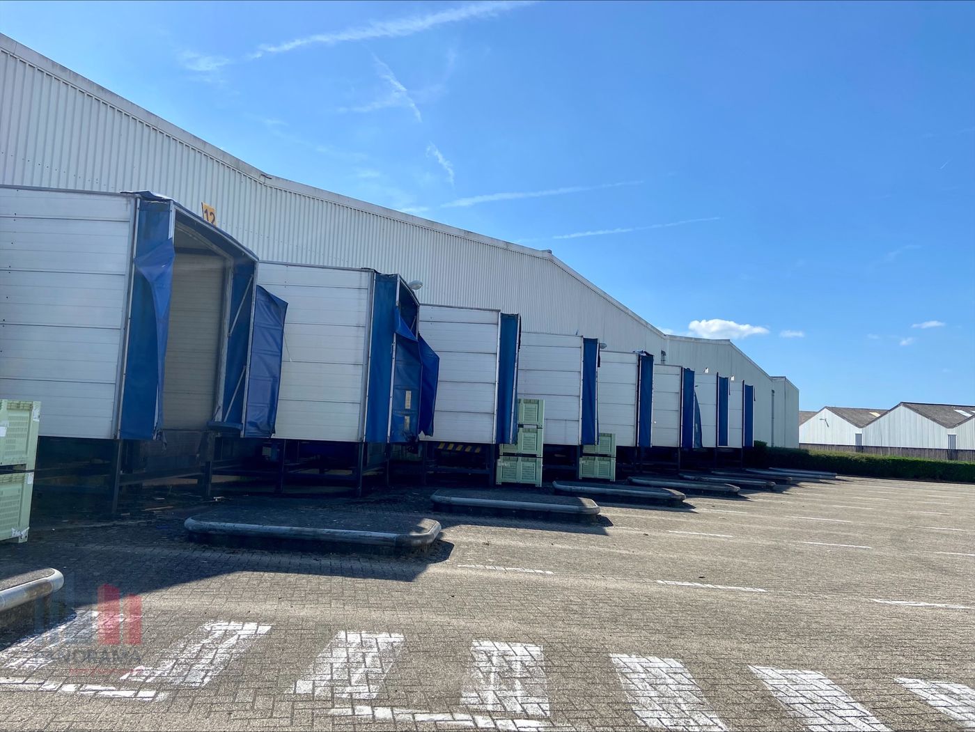 Uniek logistiek bedrijfscomplex van 31.211 m² hal op 56.720 m² terrein met +/- 5.000 m² verharde buitenopslag - foto 3