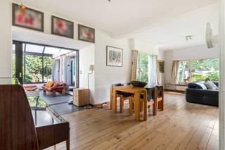 <p>Gunstig en landelijk gelegen woonhuis op een ruim perceel van 1.745 m², omgeven door een groene en aangename tuin.</p>
<p>Op het gelijkvloers komt u binnen in de inkomhal met gastentoilet. De nachthal geeft toegang tot drie slaapkamers en een badkamer met dubbel lavabomeubel, toilet en douche. Aan de achterzijde van de woning bevindt zich de ruime keuken met een mooi uitzicht op de tuin. Aansluitend is er de woonkamer met eethoek, die rechtstreeks toegang geeft tot de ruime veranda en een aangename verbinding vormt met de tuin.</p>
<p>De eerste verdieping omvat een polyvalente ruimte, twee slaapkamers en een dressing. Daarnaast is er een tweede badkamer met ligbad en lavabo, evenals een afzonderlijke toiletruimte. Een handige opbergzolder zorgt voor extra bergruimte.</p>
<p>De woning beschikt over een mooie, groene tuin met terras en overkapping, waar het aangenaam vertoeven is. Verder zijn er een oranjerie en een zwembad aanwezig, wat het geheel een extra recreatieve dimensie geeft. Aan de rechterzijde van de woning bevindt zich bovendien een aparte garage.</p>
<p>Vanuit de keuken is er toegang tot de kelder en de ondergrondse garage. Het overige gedeelte van de woning is voorzien van een kruipkelder.<br /><br /><span>Extra info: groene omgeving I EPC 347 kWh/(m²jaar) label D I infoplicht: Vg, Wg Gvv, Gvkr, Gmo I watertoets: P-score: A I G-score: A.</span></p>
<p></p>