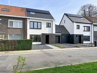 Magnifiek gerenoveerde woning op een mooie locatie bestaande uit een inkomhal met vestiaire en gastentoilet, lichtrijke leefruimte met eet-en...