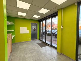 Op zoek naar een ideale locatie voor jouw zaak? Dit veelzijdige handelspand van 81 m² aan de Hingenesteenweg 34 in Bornem heeft alles in huis.Gelegen...
