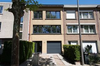 Instapklare, volledig gerenoveerde bel-étage woning in de gekende en rustige gelegen vogeltjes-wijk te Merksem.Aangename gesloten bebouwing op een...