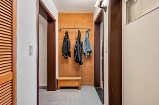 Op een steenworp van het stadscentrum vindt u dit gelijkvloers appartement, in een bijzonder rustige straat, waar nagenoeg geen auto passeert...