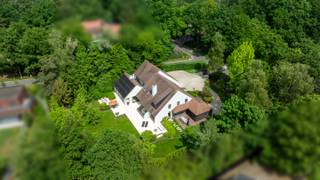 Cette magnifique villa sur un beau terrain orienté sud-ouest de 3 159 m² est située dans un quartier résidentiel verdoyant récemment réaménagé,...