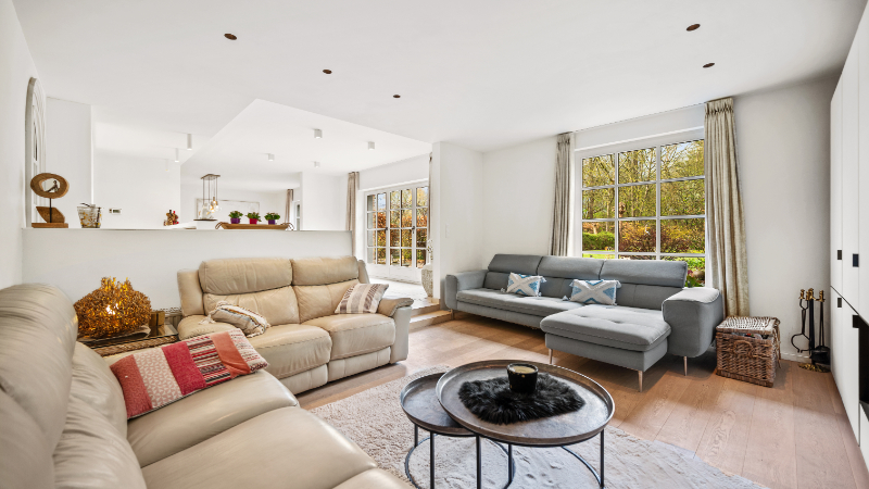 Ruime villa van 336m² op 1 hectare 45 are met vijver - foto 4