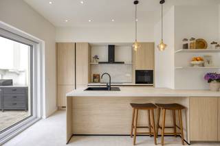 Meer info, plannen en documenten: www.bellesvastgoed.be/te-koop/deurne-plankenbergstraat-74<br /><br />Deze karaktervolle woning met 4 slaapkamers en zuidgerichte tuin bevindt zich op een uitstekende locatie vlak bij het Provinciaal Groendomein Rivierenhof in Deurne. Winkels, horeca, scholen, openbaar vervoer en belangrijke invalswegen bevinden zich allemaal binnen handbereik. Ook het centrum van Antwerpen bereik je in amper een kwartiertje met de fiets.<br /><br />De woning werd in 2026 volledig gerenoveerd, met aandacht voor hedendaags comfort en energiezuinigheid. Zo werd onder meer een nieuwe keuken en badkamer geplaatst, zijn de nieuwe ramen voorzien van hoogrendementsglas, werd zowat de volledige gebouwschil geïsoleerd en een warmtepomp (lucht/water) geïnstalleerd. Dit alles met een uitstekend EPC A tot gevolg.<br /><br />We betreden de woning via de statige inkomhal met gastentoilet. De leefruimte geniet dankzij de grote raampartijen en het extra hoge plafond van een aangename lichtinval en een ruimtelijk gevoel. Aansluitend bevindt zich de eetruimte, die naadloos overgaat in de ruime open keuken. Deze is uitgerust met verschillende ingebouwde toestellen, waaronder een oven, vaatwasser, inductiekookplaat, koelkast en vriezer. Vanuit de keuken heb je een mooi zicht op de zuidgerichte tuin.<br /><br />De onderhoudsvriendelijke tuin beschikt over een aangenaam terras en vormt dankzij de zuidelijke oriëntatie een heerlijke plek om van het buitenleven te genieten.<br /><br />Op de tussenverdieping bevindt zich de volledig vernieuwde badkamer, uitgerust met een ligbad, inloopdouche, wastafel en aansluiting voor de wasmachine. Daarnaast is er een apart toilet.<br /><br />Op de eerste verdieping bevinden zich 2 ruime slaapkamers van ca. 17 m² en 13,5 m². De tweede verdieping biedt nog 2 slaapkamers met dezelfde afmetingen. Boven deze verdieping bevindt zich bovendien nog een praktische bergzolder. De woning beschikt daarnaast over een kelder die zich onder bijna de volledige woning uitstrekt, ideaal als extra bergruimte.<br /><br />Tot binnenkort!