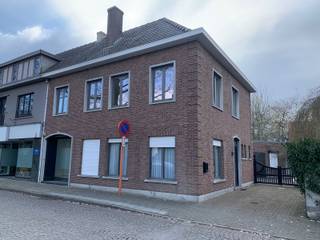 Ruime woning met gezellig terras..Inkom met apart toilet en bergingLiving met parketvloerVolledig ingerichte keuken5 slaapkamers2 BadkamersGezellig...