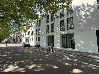 Deze hoogwaardige kantoor- of praktijkruimte te huur bevindt zich op het gelijkvloers van een modern, lichtrijk en stijlvol gebouw aan de Coupure...