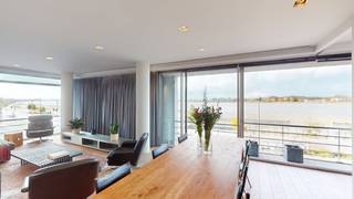 Top gelegen instapklaar tweeslaapkamer appartement gelegen op de tweede verdieping met prachtig uitzicht op de vernieuwde Scheldekaaien!Wonen met...