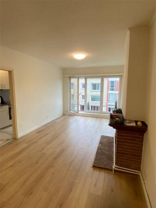 Reageren via het zoekertje aub, niet via telefoon. Als er een plaats vrij is om te bezichtigen krijgt u zeker een antwoord.<br /><br />Het appartement is gelegen op de tweede verdieping van een goed onderhouden en zeer rustig gebouw.<br />Er is een ruime leefruimte met nieuwe laminaatvloer aan de voorzijde van het gebouw. Alle ramen zijn vernieuwd met dubbel glas. De badkamer is uitgerust met een nieuwe douche en nieuw lavabomeubel.<br />Aan de achterzijde ligt de ruime slaapkamer, zeer rustig gelegen. Er is een aparte nieuwe keuken met toegang tot het terrasje.<br /><br />Beschikbaar per 15/02/2026.<br /><br />Huurvoorwaarden:<br />-Huurprijs : 850 Euro/maand<br />-Bijkomende vaste kosten :55 Euro/maand (waterverbruik, minuterie, onderhoud gemeenschappelijke delen)<br />-1-jarig huurcontract, stilzwijgend verlengbaar<br />-Maximaal 2 personen<br />-Huisdieren niet toegestaan<br />-3 maanden huurwaarborg<br /><br />Voor info en/of bezichtigingen? Reageer via het zoekertje zelf aub