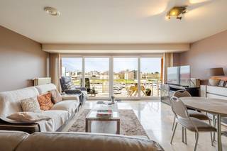 Dit aangename appartement combineert ruimte, licht en een gunstige ligging vlakbij alle voorzieningen en zee. Ideaal voor wie comfortabel wil wonen in een goed bereikbare omgeving. U betreedt het appartement via een inkomhal die toegang biedt tot de verschillende ruimtes. De ruime en lichtrijke leefruimte met zuidgerichte oriëntatie geniet van een overvloed aan natuurlijk licht. Aansluitend bevindt zich een diep balkon waar u in alle rust kan genieten van de zon. De volledig uitgeruste keuken sluit naadloos aan op de leefruimte. Het appartement beschikt over drie slaapkamers, waarvan twee ruime kamers. De derde slaapkamer is momenteel open ingericht, maar kan eenvoudig afgesloten worden. Deze kan ook perfect dienen als bureau of hobbyruimte. De badkamer is ingericht met een wastafel en douche. Voor extra comfort is er een apart toilet. Extra troef is de privatieve berging op verdieping -1, die zorgt voor bijkomende praktische opbergruimte. Kortom, een instapklaar appartement op een uitstekende locatie waar u zonder zorgen meteen kan intrekken. Interesse? Neem dan vandaag nog contact op voor een bezoek! <br /><br />Verwarming: Gas | EPC: 99 kWh/m² ~ UC: 0003838129-RES-1 | Oppervlakte: +/- 105 m² (totale indicatieve opp. op basis van EPC-attest) | Overstromingsgevoeligheid: P-Score: A (A0202/00T002), G-score: A (ID 19497061) | Stedenb. inlichtingen: Woongebied, Vergund, Geen gerechtelijke of maatschappelijke maatregelen opgelegd, Geen voorkooprecht, Geen verkavelingsvergunning