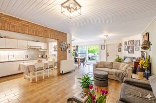 <p>Ontdek deze <strong>ruime gezinswoning</strong> in het hart van Eeklo, ideaal gelegen nabij winkels, scholen, openbaar vervoer en alle dagelijkse voorzieningen. Hier geniet u van comfortabel wonen op een toplocatie, met alle ruimte die een gezin nodig heeft.</p>

<p>De woning verwelkomt u met een aangename en lichtrijke leefruimte. Aansluitend bevindt zich de open keuken, perfect geïntegreerd in het geheel en ideaal voor wie houdt van samen koken en tafelen.</p>

<p>Verder beschikt deze woning over <strong>drie volwaardige slaapkamers</strong>, elk met voldoende ruimte en tal van mogelijkheden voor een gezin, hobbyruimte of thuisbureau. De <strong>inpandige garage</strong> zorgt voor extra comfort en praktische bergruimte.</p>

<p>Buiten geniet u van een <strong>mooie zonnige tuin</strong> waar het heerlijk vertoeven is tijdens warme dagen. Een ideale plek voor kinderen om te spelen, gezellige barbecues of gewoon om tot rust te komen in alle privacy.</p>

<p>Kortom, een ruime, licht op te frissen gezinswoning met een uitstekende ligging, veel comfort en een aangename buitenruimte — de perfecte thuis voor wie zorgeloos wil wonen in Eeklo.</p>