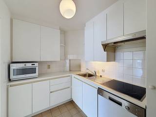 Cet appartement fait partie de la résidence « Mayflower », une résidence de service située à Sint-Denijs-Westrem qui est en train d'être transformée en un complexe résidentiel pour un mélange de générations. <br /><br />En plus d'utiliser votre propre appartement avec terrasse, vous pouvez profiter des services de l'hôtel dans les espaces communs (au tarif journalier fixe de 13,50 EUR) ; bar, restaurant, piscine chauffée, fitness, jardin ensoleillé...<br /><br />Aménagement de l'appartement ; <br />hall d'entrée avec vestiaire, placard et toilettes - salon - cuisine - terrasse - chambre à coucher - salle de bain <br /><br />Les frais communs s'élèvent à 80,00 EUR/mois et sont destinés à l'entretien des parties communes ainsi qu'à une avance sur la consommation d'eau privée.<br /><br />L'appartement est disponible immédiatement !