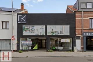 Multifunctioneel handelspand van 883m² met 2 verdiepingen nabij het centrum van Geel.Het pand beschikt over een ruime inkom met veel etalageruimte en...