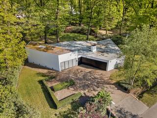 In een rustige, doodlopende straat in het gegeerde Oud-Turnhout bevindt zich deze uitzonderlijke modernistische laagbouwvilla, ontworpen...