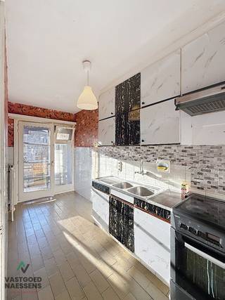 Dit te renoveren 2 SLPK APP is gelegen op de derde verdieping van de residentie Center House, de residentie bevindt zich aan de rand van het stadscentrum waardoor u alles op wandelafstand terugvindt. Het appartement beschikt over een ruime inkomhall vanwaar toegang is tot de lichtrijke woonkamer met aansluitend de keuken met berging. Grenzend aan de keuken vinden we nog een terras terug. De ruime slaapkamers bevinden zich achteraan het appartement. Verder is er een afzonderlijk toilet, en een badkamer voorzien van ligbad. Het appartement vereist de nodige renovatiewerken maar beschikt over enorm veel potentieel. Er hoort tevens een kelder bij het appartement!