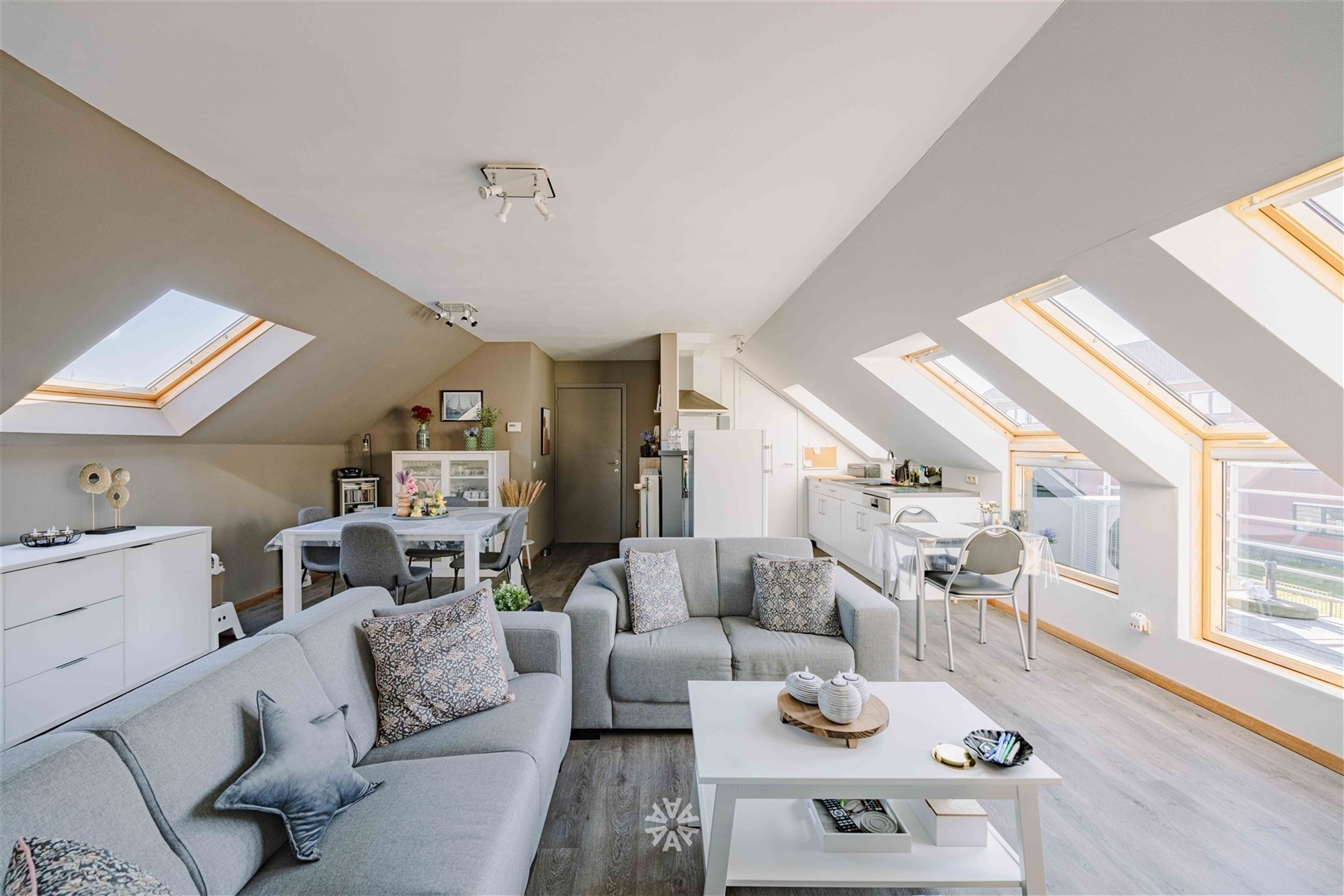 Lichtrijk dakappartement met 2 slaapkamers in Deinze - foto 2