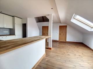 Vous recherchez un bien immobilier de caractère à Bruxelles ? Alors ne manquez pas de découvrir cet appartement lumineux à louer à Ixelles. L'établissement est situé au quatrième étage d'un magnifique bâtiment historique. <br /><br />Cet appartement à louer allie charme authentique et confort moderne, à proximité de la prestigieuse Avenue Louise à Ixelles. <br /><br />L'emplacement central d'Elsene en fait également une base idéale pour les amoureux de la ville.<br /><br />Disposition de cet appartement à louer :<br />- hall d'entrée<br />- salon spacieux<br />- deux chambres<br />- une salle de bain avec baignoire<br />- cuisine ouverte entièrement équipée avec rangement intégré<br />- espace séparé pour un bureau<br /><br />Avantages de cet appartement à louer à Ixelles :<br />- les éléments de caractère d'un bâtiment bien entretenu<br />- endroit extrêmement calme dans un quartier animé<br /><br />Accessibilité de ce bâtiment :<br />- À 300 mètres des centres commerciaux<br />- À 300 mètres de la station de métro<br />- 1 km des écoles