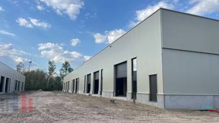 Duurzame KMO-unit van 205 m², samenvoegbaar tot een totale oppervlakte van 2.460 m², te koop.De site is strategisch gelegen vlak bij het...